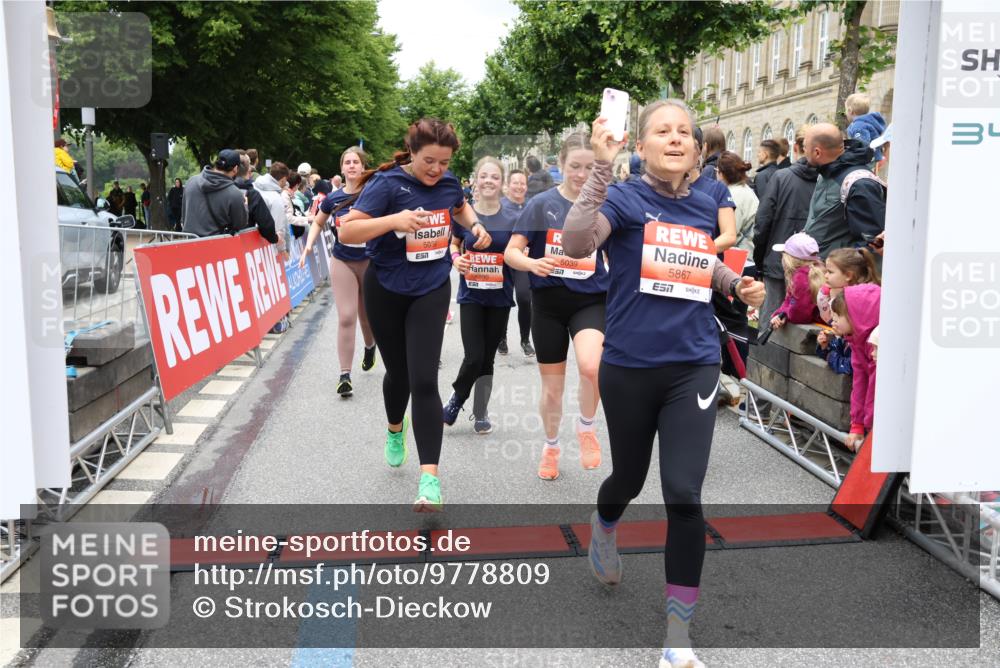 14.06.2026 - REWE Women's Run Strokosch-Dieckow http://msf.ph/oto/9778809 14.06.2026 11:03:16 Ziel 5038, 5039, 5058, 5285, 5331, 5358, 5449, 5525, 5557, 5578, 5657, 5736, 5742, 5750, 5751, 5783, 5784, 5795, 5798, 5867, 5890, 5891, 5957 meine-sportfotos.de