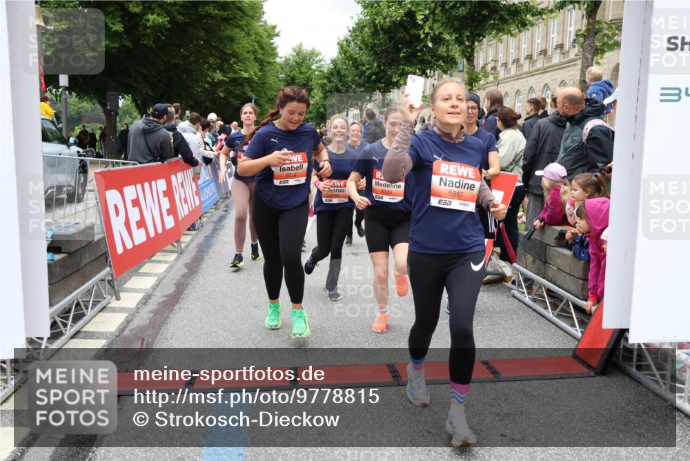 14.06.2026 - REWE Women's Run Strokosch-Dieckow http://msf.ph/oto/9778815 14.06.2026 11:03:16 Ziel 5038, 5039, 5058, 5285, 5331, 5358, 5449, 5525, 5557, 5578, 5657, 5736, 5742, 5750, 5751, 5783, 5784, 5795, 5798, 5867, 5890, 5891, 5957 meine-sportfotos.de