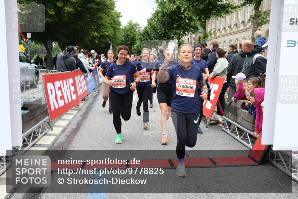 14.06.2026 - REWE Women's Run Strokosch-Dieckow http://msf.ph/oto/9778825 14.06.2026 11:03:16 Ziel 5038, 5039, 5058, 5285, 5331, 5358, 5449, 5525, 5557, 5578, 5657, 5736, 5742, 5750, 5751, 5783, 5784, 5795, 5798, 5867, 5890, 5891, 5957 meine-sportfotos.de
