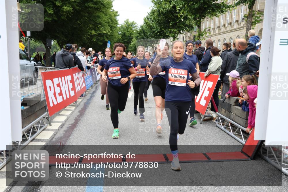 14.06.2026 - REWE Women's Run Strokosch-Dieckow http://msf.ph/oto/9778830 14.06.2026 11:03:16 Ziel 5038, 5039, 5058, 5285, 5331, 5358, 5449, 5525, 5557, 5578, 5657, 5736, 5742, 5750, 5751, 5783, 5784, 5795, 5798, 5867, 5890, 5891, 5957 meine-sportfotos.de