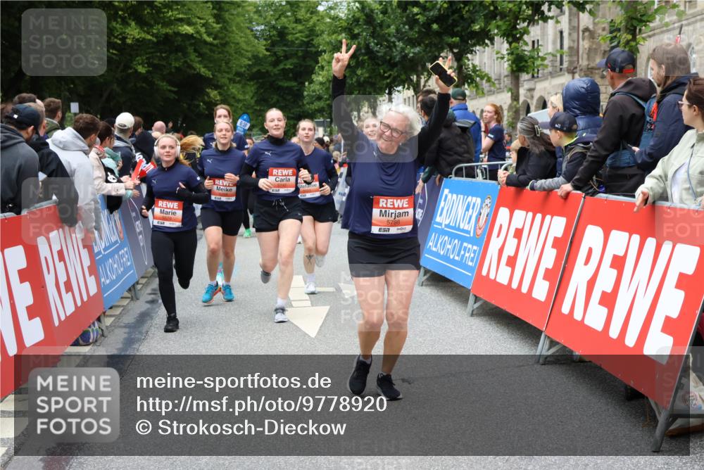 14.06.2026 - REWE Women's Run Strokosch-Dieckow http://msf.ph/oto/9778920 14.06.2026 11:03:11 Ziel 5077, 5285, 5358, 5512, 5525, 5578, 5657, 5688, 5742, 5798, 5838, 5867 meine-sportfotos.de