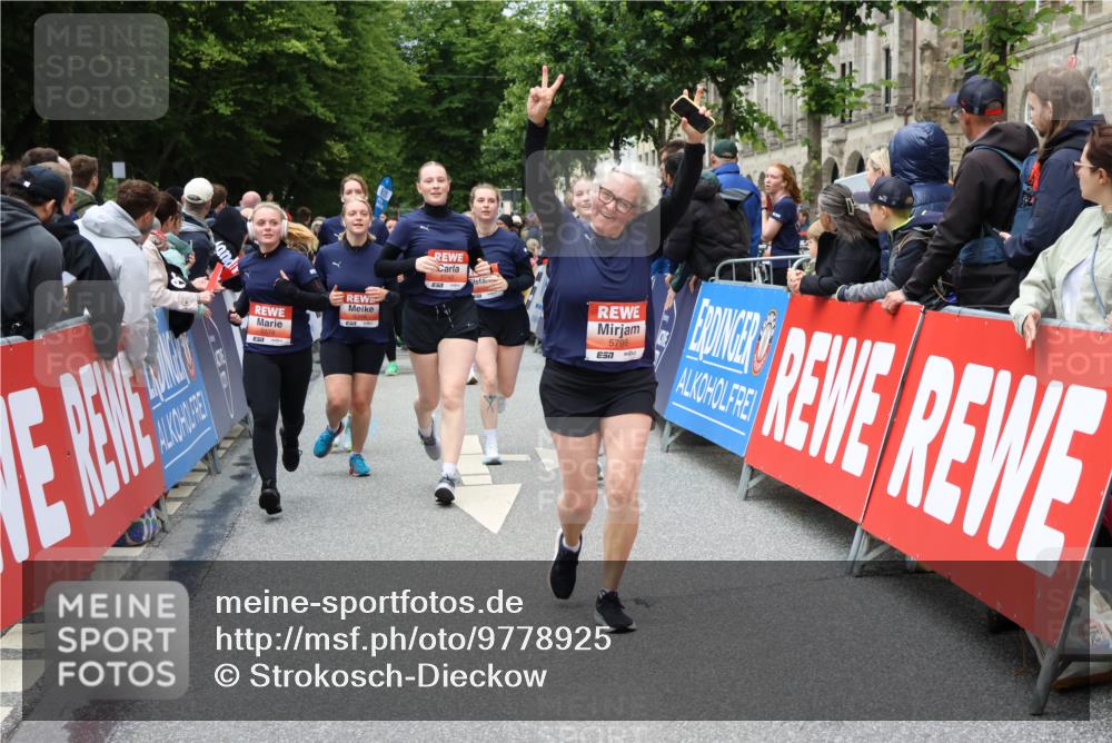 14.06.2026 - REWE Women's Run Strokosch-Dieckow http://msf.ph/oto/9778925 14.06.2026 11:03:10 Ziel 5077, 5161, 5285, 5358, 5512, 5525, 5578, 5657, 5688, 5742, 5798, 5838 meine-sportfotos.de