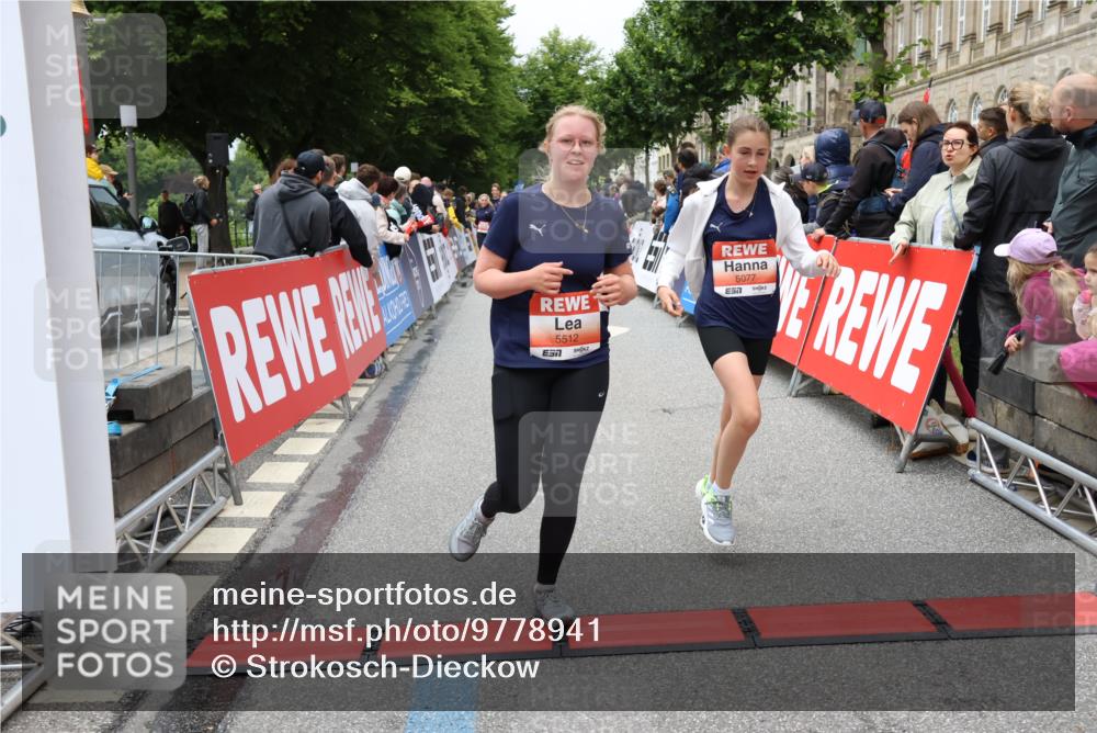 14.06.2026 - REWE Women's Run Strokosch-Dieckow http://msf.ph/oto/9778941 14.06.2026 11:03:06 Ziel 5077, 5161, 5247, 5512, 5688, 5838, 6006 meine-sportfotos.de