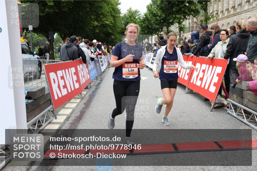 14.06.2026 - REWE Women's Run Strokosch-Dieckow http://msf.ph/oto/9778946 14.06.2026 11:03:06 Ziel 5077, 5161, 5247, 5512, 5688, 5838, 6006 meine-sportfotos.de