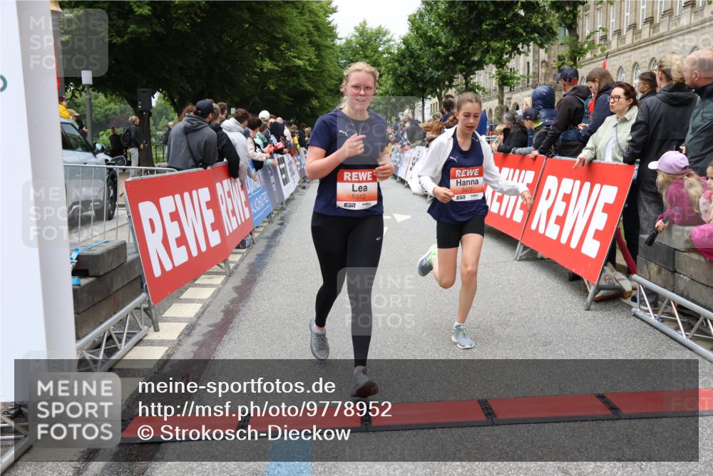14.06.2026 - REWE Women's Run Strokosch-Dieckow http://msf.ph/oto/9778952 14.06.2026 11:03:06 Ziel 5077, 5161, 5247, 5512, 5688, 5838, 6006 meine-sportfotos.de