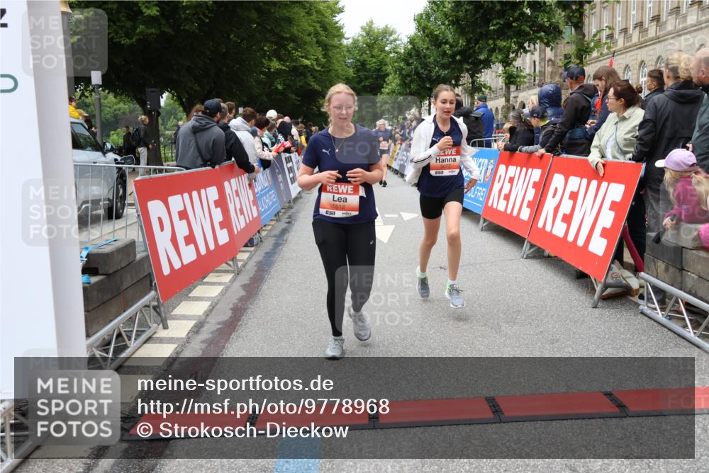 14.06.2026 - REWE Women's Run Strokosch-Dieckow http://msf.ph/oto/9778968 14.06.2026 11:03:06 Ziel 5077, 5161, 5247, 5512, 5688, 5838, 6006 meine-sportfotos.de