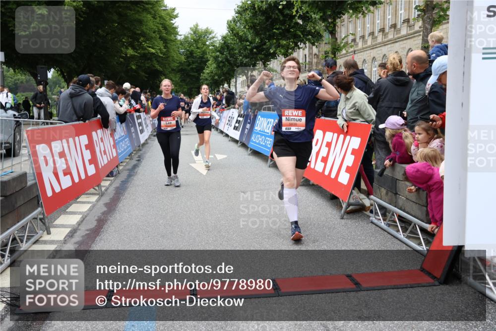 14.06.2026 - REWE Women's Run Strokosch-Dieckow http://msf.ph/oto/9778980 14.06.2026 11:03:04 Ziel 5077, 5161, 5243, 5247, 5373, 5482, 5512, 5572, 5688, 5838, 6006 meine-sportfotos.de