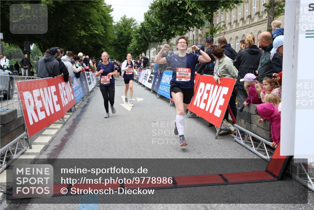 14.06.2026 - REWE Women's Run Strokosch-Dieckow http://msf.ph/oto/9778986 14.06.2026 11:03:04 Ziel 5077, 5161, 5243, 5247, 5373, 5482, 5512, 5572, 5688, 5838, 6006 meine-sportfotos.de