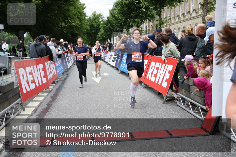 14.06.2026 - REWE Women's Run Strokosch-Dieckow http://msf.ph/oto/9778991 14.06.2026 11:03:04 Ziel 5077, 5161, 5243, 5247, 5373, 5482, 5512, 5572, 5688, 5838, 6006 meine-sportfotos.de