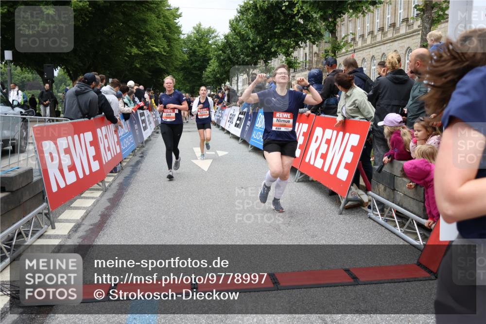 14.06.2026 - REWE Women's Run Strokosch-Dieckow http://msf.ph/oto/9778997 14.06.2026 11:03:04 Ziel 5077, 5161, 5243, 5247, 5373, 5482, 5512, 5572, 5688, 5838, 6006 meine-sportfotos.de