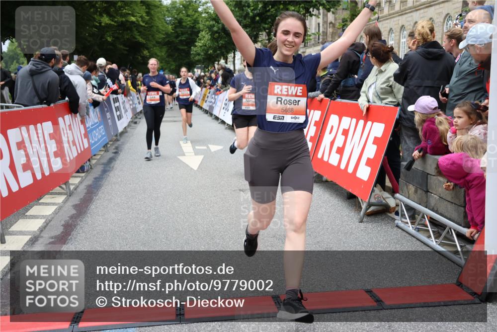 14.06.2026 - REWE Women's Run Strokosch-Dieckow http://msf.ph/oto/9779002 14.06.2026 11:03:03 Ziel 5077, 5161, 5243, 5247, 5373, 5482, 5503, 5512, 5572, 5688, 5838, 6006 meine-sportfotos.de