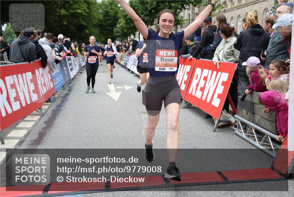 14.06.2026 - REWE Women's Run Strokosch-Dieckow http://msf.ph/oto/9779008 14.06.2026 11:03:03 Ziel 5077, 5161, 5243, 5247, 5373, 5482, 5503, 5512, 5572, 5688, 5838, 6006 meine-sportfotos.de