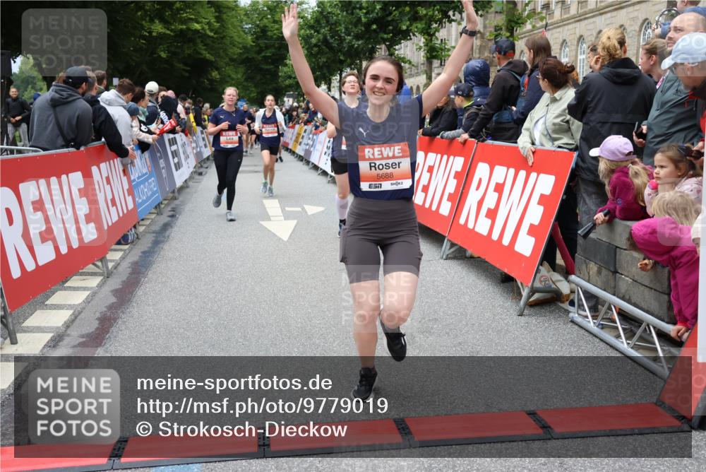 14.06.2026 - REWE Women's Run Strokosch-Dieckow http://msf.ph/oto/9779019 14.06.2026 11:03:03 Ziel 5077, 5161, 5243, 5247, 5373, 5482, 5503, 5512, 5572, 5688, 5838, 6006 meine-sportfotos.de