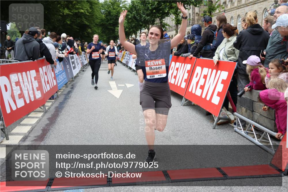 14.06.2026 - REWE Women's Run Strokosch-Dieckow http://msf.ph/oto/9779025 14.06.2026 11:03:03 Ziel 5077, 5161, 5243, 5247, 5373, 5482, 5503, 5512, 5572, 5688, 5838, 6006 meine-sportfotos.de