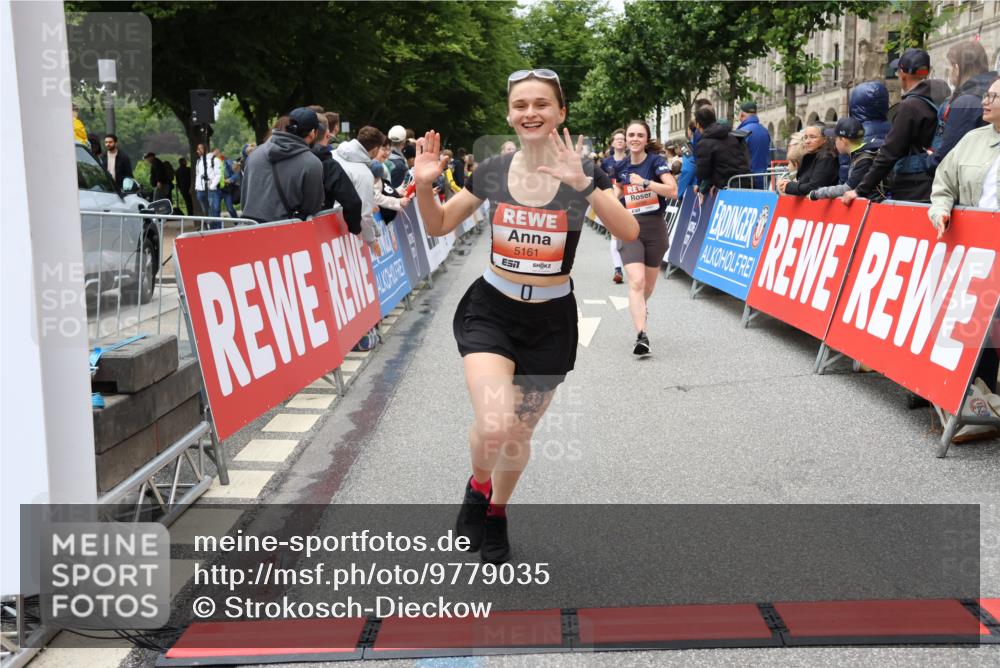 14.06.2026 - REWE Women's Run Strokosch-Dieckow http://msf.ph/oto/9779035 14.06.2026 11:03:02 Ziel 5077, 5161, 5243, 5247, 5373, 5482, 5503, 5512, 5528, 5529, 5530, 5572, 5688, 5838, 6006 meine-sportfotos.de