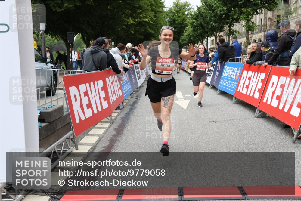 14.06.2026 - REWE Women's Run Strokosch-Dieckow http://msf.ph/oto/9779058 14.06.2026 11:03:01 Ziel 5161, 5243, 5247, 5373, 5482, 5503, 5528, 5529, 5530, 5567, 5572, 5688, 5838, 6006 meine-sportfotos.de