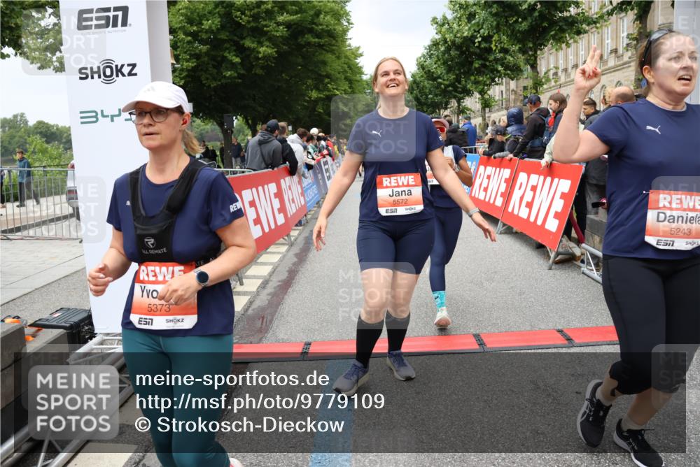 14.06.2026 - REWE Women's Run Strokosch-Dieckow http://msf.ph/oto/9779109 14.06.2026 11:02:56 Ziel 5243, 5247, 5260, 5373, 5482, 5503, 5528, 5529, 5530, 5540, 5567, 5572, 5650, 5991, 6006 meine-sportfotos.de