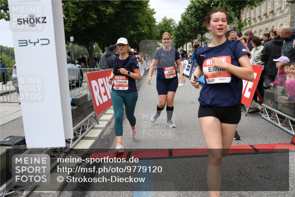 14.06.2026 - REWE Women's Run Strokosch-Dieckow http://msf.ph/oto/9779120 14.06.2026 11:02:56 Ziel 5243, 5247, 5260, 5373, 5482, 5503, 5528, 5529, 5530, 5540, 5567, 5572, 5650, 5991, 6006 meine-sportfotos.de