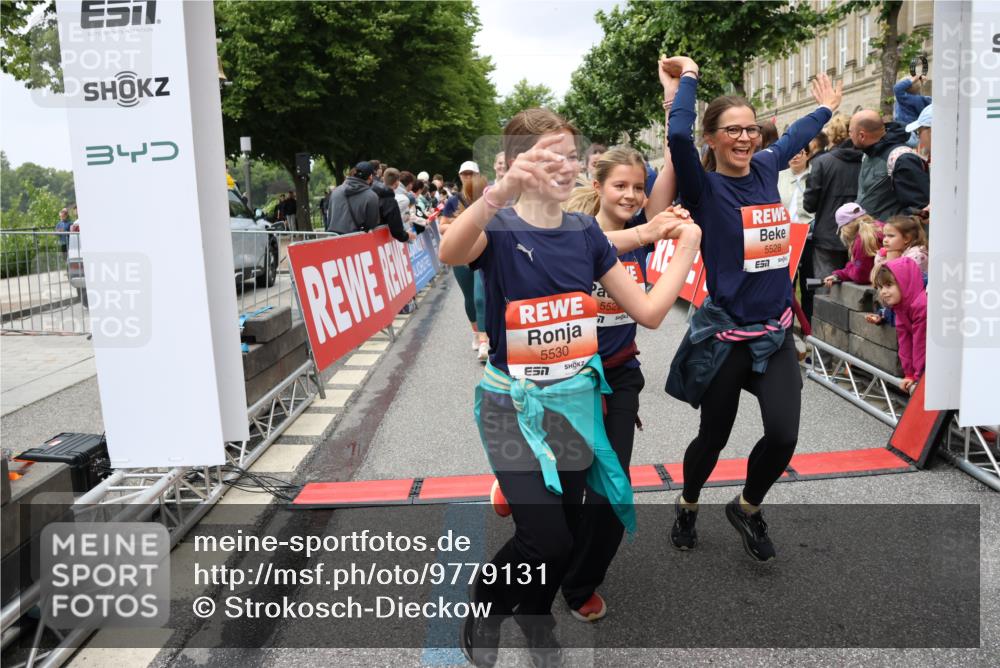 14.06.2026 - REWE Women's Run Strokosch-Dieckow http://msf.ph/oto/9779131 14.06.2026 11:02:55 Ziel 5243, 5260, 5373, 5482, 5503, 5528, 5529, 5530, 5540, 5567, 5572, 5650, 5991, 6006 meine-sportfotos.de