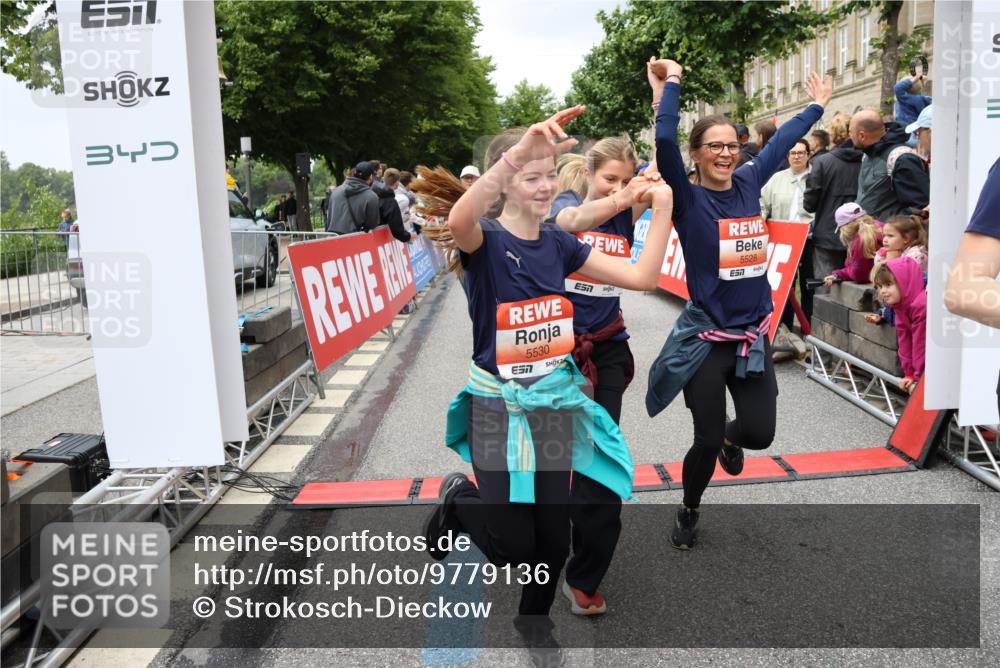 14.06.2026 - REWE Women's Run Strokosch-Dieckow http://msf.ph/oto/9779136 14.06.2026 11:02:54 Ziel 5243, 5260, 5373, 5482, 5503, 5521, 5528, 5529, 5530, 5540, 5567, 5572, 5650, 5991, 6006 meine-sportfotos.de