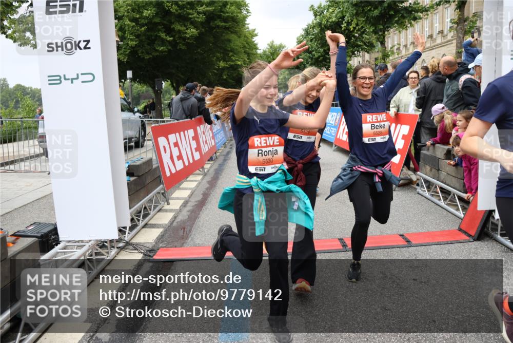 14.06.2026 - REWE Women's Run Strokosch-Dieckow http://msf.ph/oto/9779142 14.06.2026 11:02:54 Ziel 5243, 5260, 5373, 5482, 5503, 5521, 5528, 5529, 5530, 5540, 5567, 5572, 5650, 5991, 6006 meine-sportfotos.de