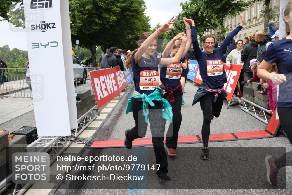 14.06.2026 - REWE Women's Run Strokosch-Dieckow http://msf.ph/oto/9779147 14.06.2026 11:02:54 Ziel 5243, 5260, 5373, 5482, 5503, 5521, 5528, 5529, 5530, 5540, 5567, 5572, 5650, 5991, 6006 meine-sportfotos.de