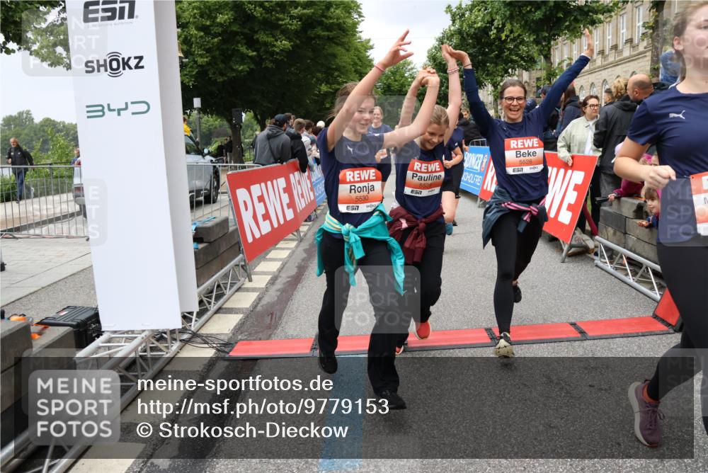 14.06.2026 - REWE Women's Run Strokosch-Dieckow http://msf.ph/oto/9779153 14.06.2026 11:02:54 Ziel 5243, 5260, 5373, 5482, 5503, 5521, 5528, 5529, 5530, 5540, 5567, 5572, 5650, 5991, 6006 meine-sportfotos.de