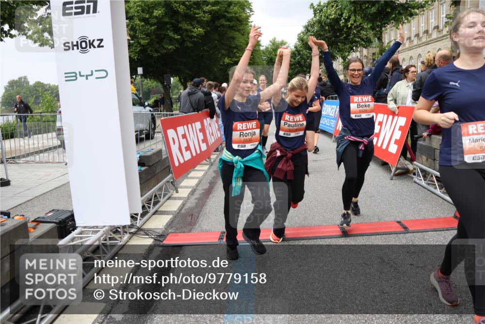 14.06.2026 - REWE Women's Run Strokosch-Dieckow http://msf.ph/oto/9779158 14.06.2026 11:02:54 Ziel 5243, 5260, 5373, 5482, 5503, 5521, 5528, 5529, 5530, 5540, 5567, 5572, 5650, 5991, 6006 meine-sportfotos.de