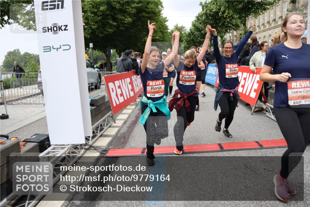 14.06.2026 - REWE Women's Run Strokosch-Dieckow http://msf.ph/oto/9779164 14.06.2026 11:02:54 Ziel 5243, 5260, 5373, 5482, 5503, 5521, 5528, 5529, 5530, 5540, 5567, 5572, 5650, 5991, 6006 meine-sportfotos.de