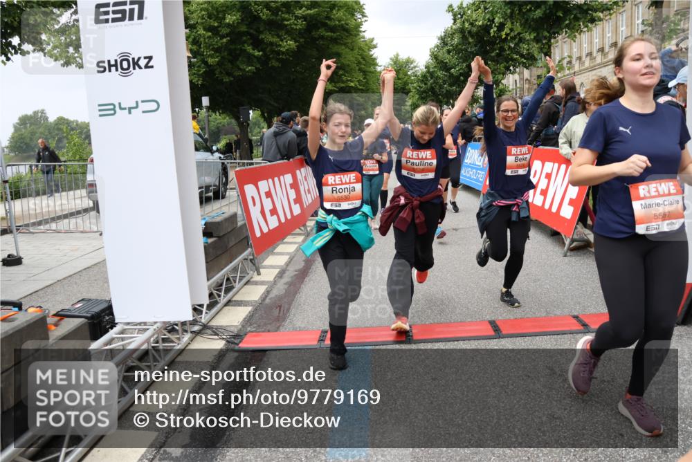 14.06.2026 - REWE Women's Run Strokosch-Dieckow http://msf.ph/oto/9779169 14.06.2026 11:02:54 Ziel 5243, 5260, 5373, 5482, 5503, 5521, 5528, 5529, 5530, 5540, 5567, 5572, 5650, 5991, 6006 meine-sportfotos.de
