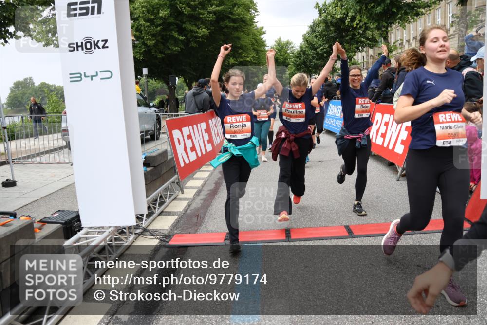 14.06.2026 - REWE Women's Run Strokosch-Dieckow http://msf.ph/oto/9779174 14.06.2026 11:02:54 Ziel 5243, 5260, 5373, 5482, 5503, 5521, 5528, 5529, 5530, 5540, 5567, 5572, 5650, 5991, 6006 meine-sportfotos.de