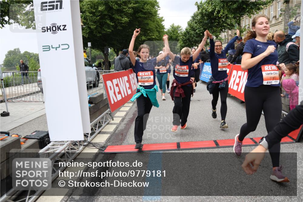 14.06.2026 - REWE Women's Run Strokosch-Dieckow http://msf.ph/oto/9779181 14.06.2026 11:02:54 Ziel 5243, 5260, 5373, 5482, 5503, 5521, 5528, 5529, 5530, 5540, 5567, 5572, 5650, 5991, 6006 meine-sportfotos.de