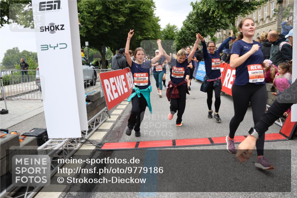 14.06.2026 - REWE Women's Run Strokosch-Dieckow http://msf.ph/oto/9779186 14.06.2026 11:02:54 Ziel 5243, 5260, 5373, 5482, 5503, 5521, 5528, 5529, 5530, 5540, 5567, 5572, 5650, 5991, 6006 meine-sportfotos.de