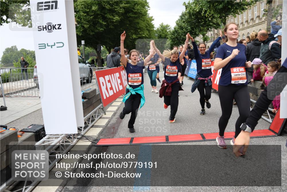 14.06.2026 - REWE Women's Run Strokosch-Dieckow http://msf.ph/oto/9779191 14.06.2026 11:02:54 Ziel 5243, 5260, 5373, 5482, 5503, 5521, 5528, 5529, 5530, 5540, 5567, 5572, 5650, 5991, 6006 meine-sportfotos.de