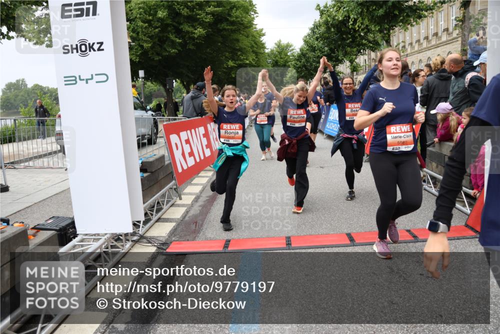 14.06.2026 - REWE Women's Run Strokosch-Dieckow http://msf.ph/oto/9779197 14.06.2026 11:02:54 Ziel 5243, 5260, 5373, 5482, 5503, 5521, 5528, 5529, 5530, 5540, 5567, 5572, 5650, 5991, 6006 meine-sportfotos.de