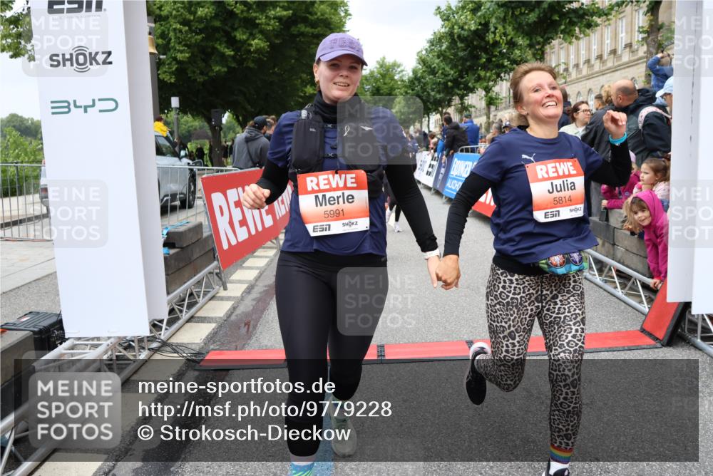 14.06.2026 - REWE Women's Run Strokosch-Dieckow http://msf.ph/oto/9779228 14.06.2026 11:02:51 Ziel 5133, 5179, 5260, 5372, 5428, 5503, 5521, 5528, 5529, 5530, 5540, 5567, 5644, 5650, 5704, 5802, 5814, 5935, 5991 meine-sportfotos.de