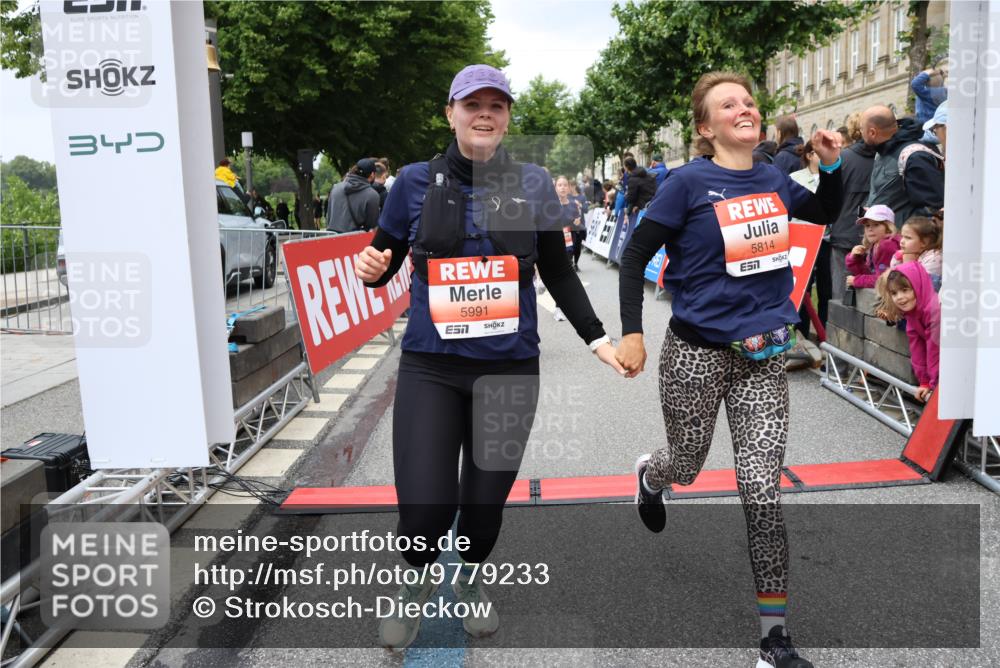 14.06.2026 - REWE Women's Run Strokosch-Dieckow http://msf.ph/oto/9779233 14.06.2026 11:02:51 Ziel 5133, 5179, 5260, 5372, 5428, 5503, 5521, 5528, 5529, 5530, 5540, 5567, 5644, 5650, 5704, 5802, 5814, 5935, 5991 meine-sportfotos.de
