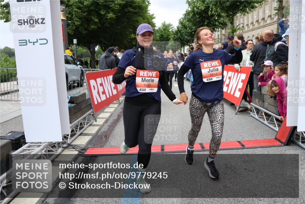 14.06.2026 - REWE Women's Run Strokosch-Dieckow http://msf.ph/oto/9779245 14.06.2026 11:02:51 Ziel 5133, 5179, 5260, 5372, 5428, 5503, 5521, 5528, 5529, 5530, 5540, 5567, 5644, 5650, 5704, 5802, 5814, 5935, 5991 meine-sportfotos.de
