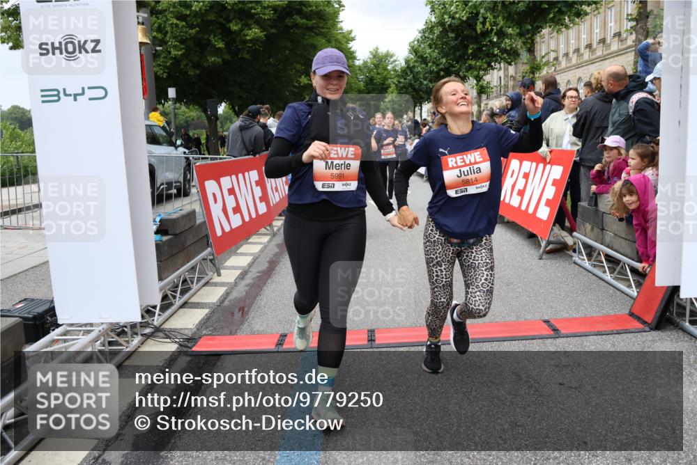 14.06.2026 - REWE Women's Run Strokosch-Dieckow http://msf.ph/oto/9779250 14.06.2026 11:02:50 Ziel 5133, 5179, 5260, 5372, 5428, 5521, 5528, 5529, 5530, 5540, 5567, 5644, 5650, 5704, 5777, 5802, 5814, 5935, 5991 meine-sportfotos.de