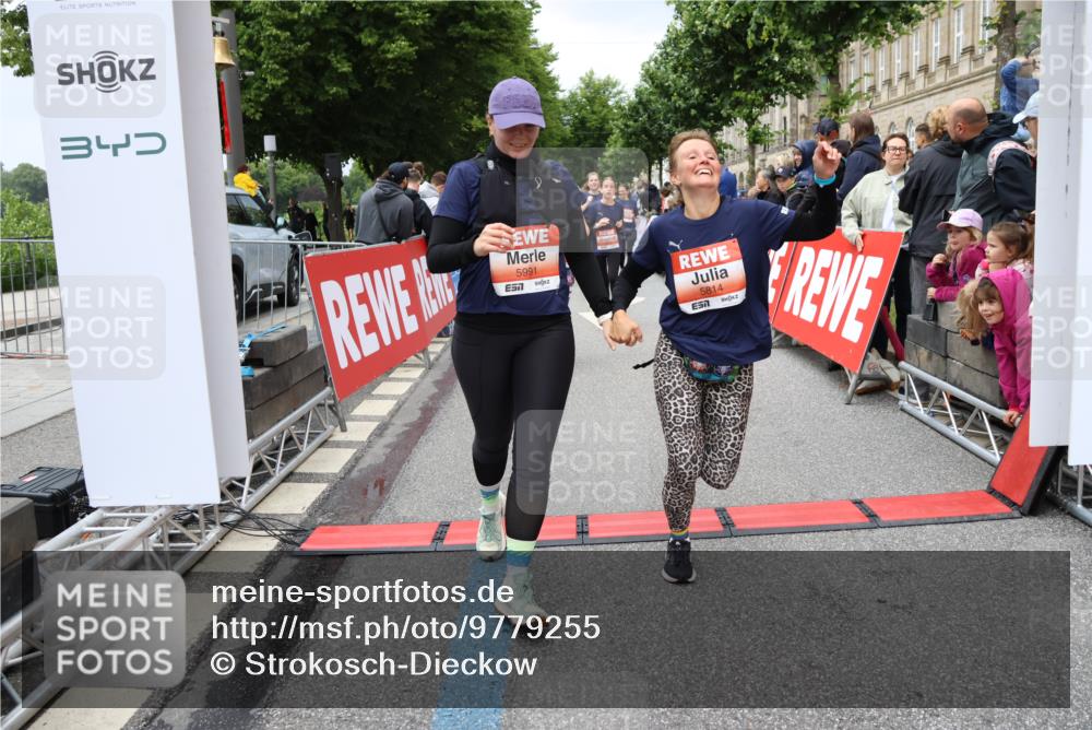 14.06.2026 - REWE Women's Run Strokosch-Dieckow http://msf.ph/oto/9779255 14.06.2026 11:02:50 Ziel 5133, 5179, 5260, 5372, 5428, 5521, 5528, 5529, 5530, 5540, 5567, 5644, 5650, 5704, 5777, 5802, 5814, 5935, 5991 meine-sportfotos.de