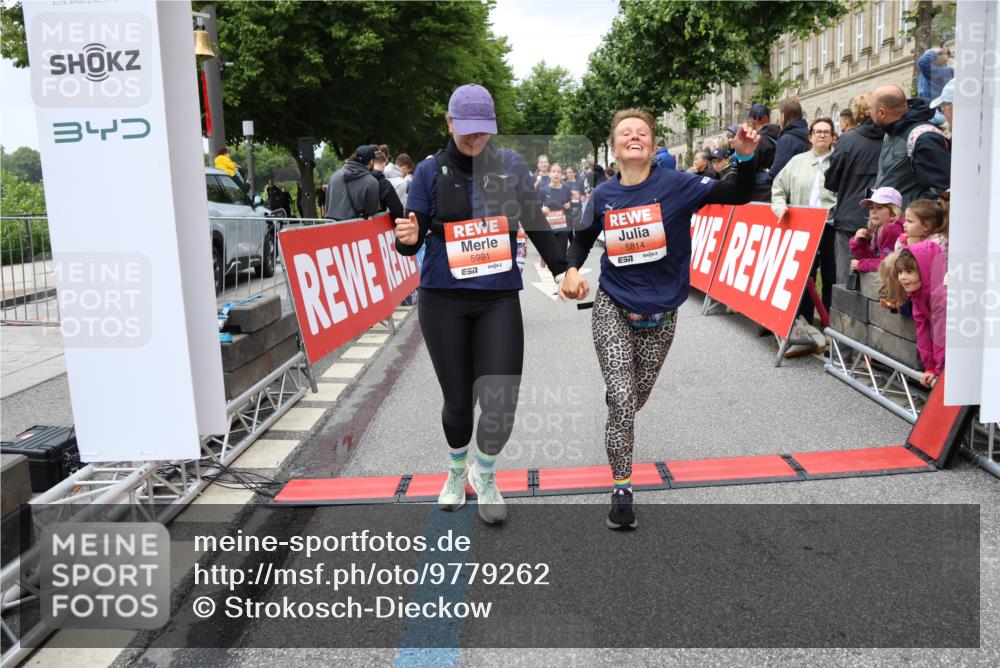 14.06.2026 - REWE Women's Run Strokosch-Dieckow http://msf.ph/oto/9779262 14.06.2026 11:02:50 Ziel 5133, 5179, 5260, 5372, 5428, 5521, 5528, 5529, 5530, 5540, 5567, 5644, 5650, 5704, 5777, 5802, 5814, 5935, 5991 meine-sportfotos.de