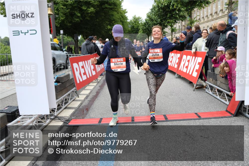 14.06.2026 - REWE Women's Run Strokosch-Dieckow http://msf.ph/oto/9779267 14.06.2026 11:02:50 Ziel 5133, 5179, 5260, 5372, 5428, 5521, 5528, 5529, 5530, 5540, 5567, 5644, 5650, 5704, 5777, 5802, 5814, 5935, 5991 meine-sportfotos.de