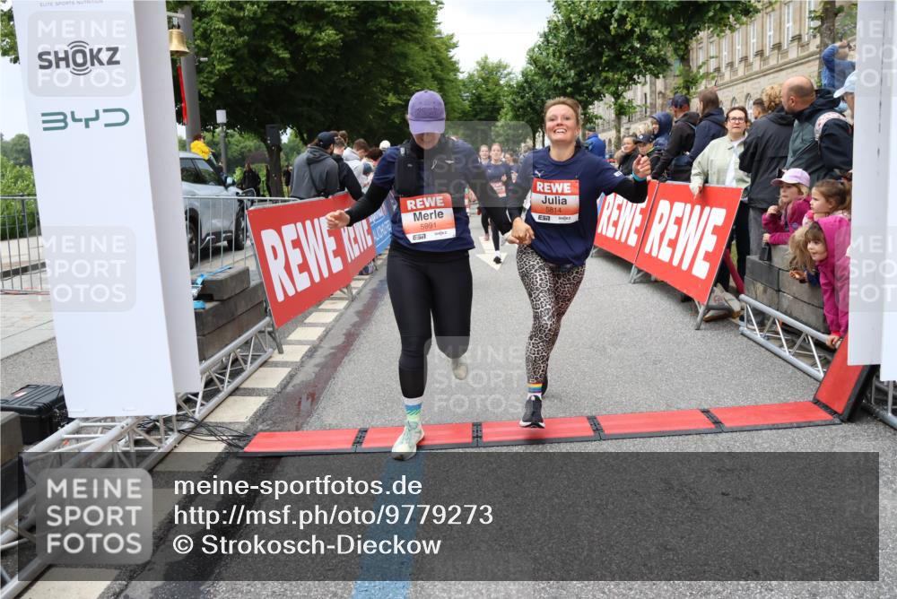 14.06.2026 - REWE Women's Run Strokosch-Dieckow http://msf.ph/oto/9779273 14.06.2026 11:02:50 Ziel 5133, 5179, 5260, 5372, 5428, 5521, 5528, 5529, 5530, 5540, 5567, 5644, 5650, 5704, 5777, 5802, 5814, 5935, 5991 meine-sportfotos.de