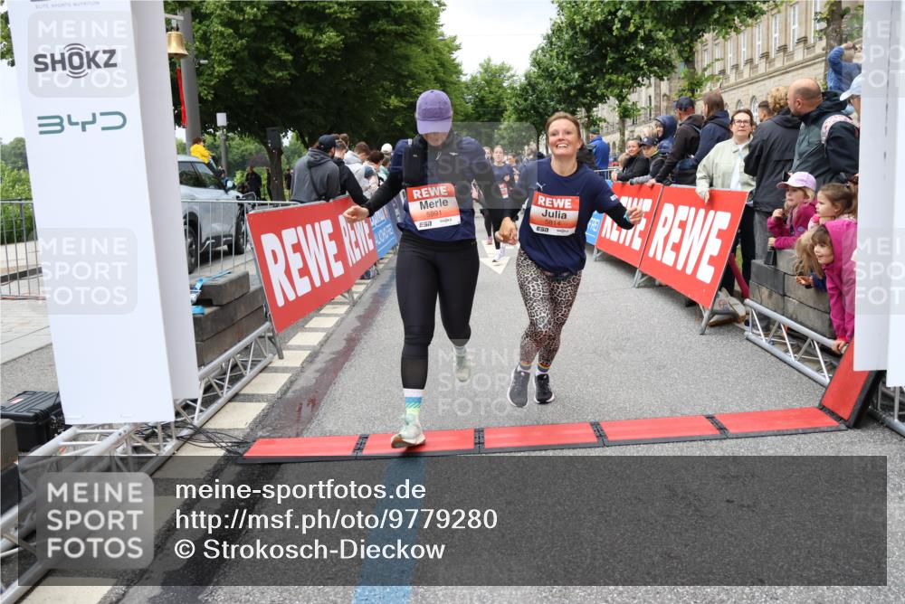 14.06.2026 - REWE Women's Run Strokosch-Dieckow http://msf.ph/oto/9779280 14.06.2026 11:02:50 Ziel 5133, 5179, 5260, 5372, 5428, 5521, 5528, 5529, 5530, 5540, 5567, 5644, 5650, 5704, 5777, 5802, 5814, 5935, 5991 meine-sportfotos.de