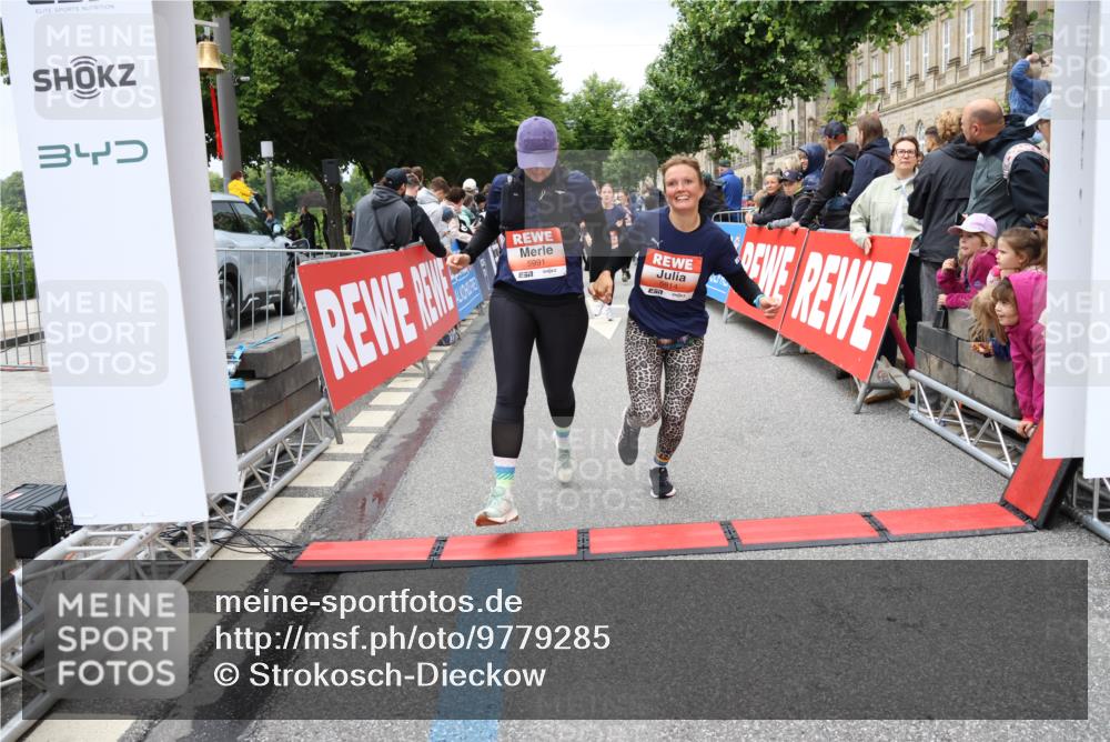 14.06.2026 - REWE Women's Run Strokosch-Dieckow http://msf.ph/oto/9779285 14.06.2026 11:02:50 Ziel 5133, 5179, 5260, 5372, 5428, 5521, 5528, 5529, 5530, 5540, 5567, 5644, 5650, 5704, 5777, 5802, 5814, 5935, 5991 meine-sportfotos.de