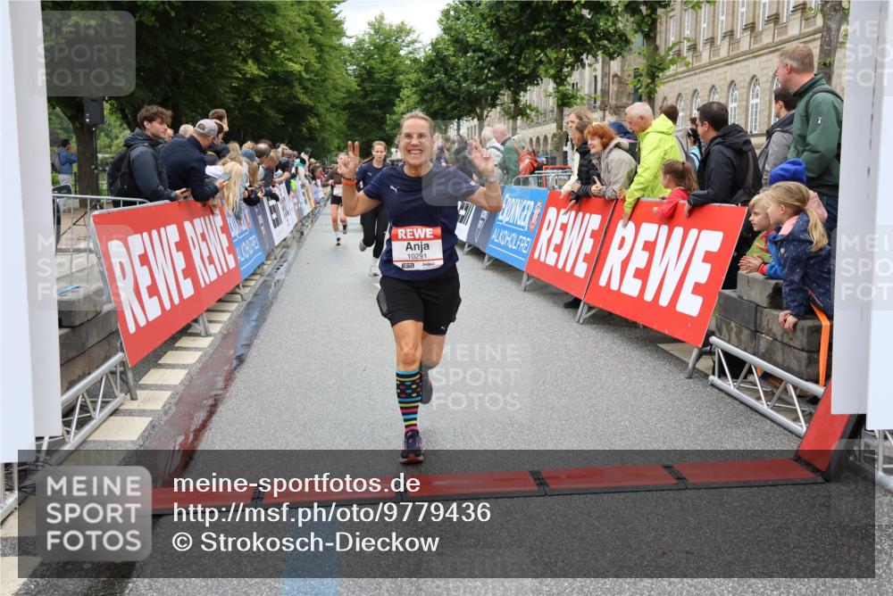14.06.2026 - REWE Women's Run Strokosch-Dieckow http://msf.ph/oto/9779436 14.06.2026 09:57:53 Ziel 10193, 10291, 11417 meine-sportfotos.de