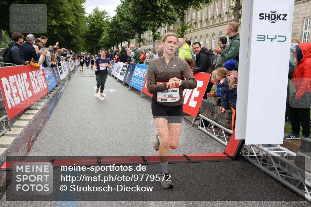 14.06.2026 - REWE Women's Run Strokosch-Dieckow http://msf.ph/oto/9779572 14.06.2026 09:57:57 Ziel 10193, 10291, 10608, 11417 meine-sportfotos.de