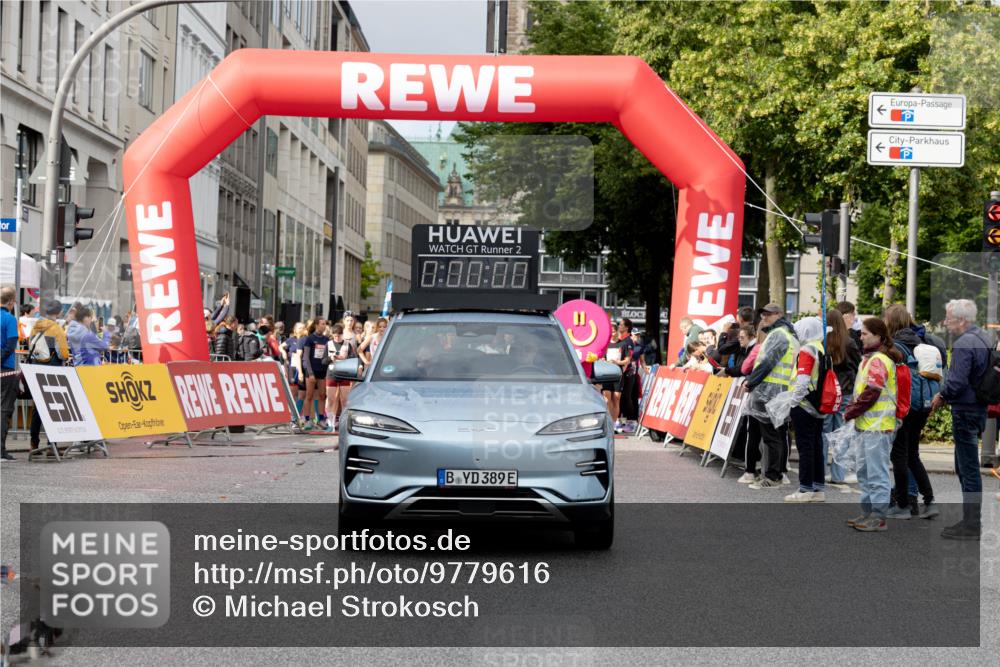 14.06.2026 - REWE Women's Run Michael Strokosch http://msf.ph/oto/9779616 14.06.2026 08:56:08 Laufen 2, 8, 08, 88, 389 meine-sportfotos.de