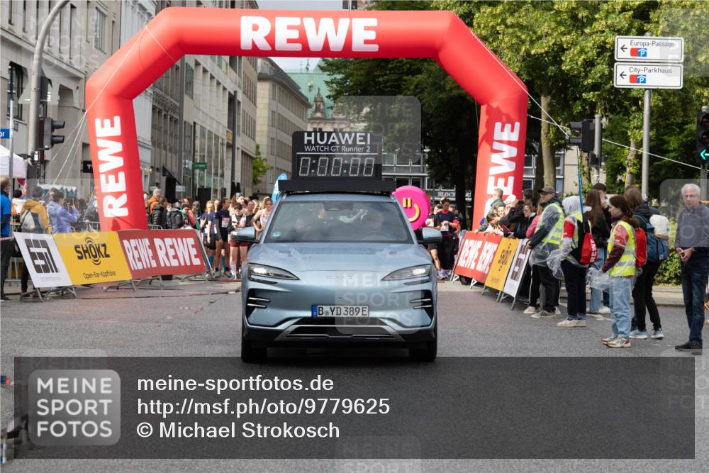 14.06.2026 - REWE Women's Run Michael Strokosch http://msf.ph/oto/9779625 14.06.2026 08:56:10 Laufen 2, 0, 00, 00, 340, 389 meine-sportfotos.de