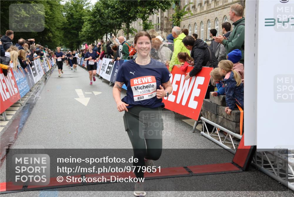 14.06.2026 - REWE Women's Run Strokosch-Dieckow http://msf.ph/oto/9779651 14.06.2026 09:57:59 Ziel 10069, 10193, 10291, 10608, 11417 meine-sportfotos.de